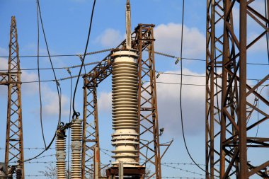 Ukrayna 'da yüksek voltajlı elektrik hattı, elektrik santrali. Rus füzeleri savaş sırasında Ukrayna enerjisine saldırıyor. Elektrik kesintisi, enerji tasarrufu, ışık. Ukrayna 'da elektrik santrali