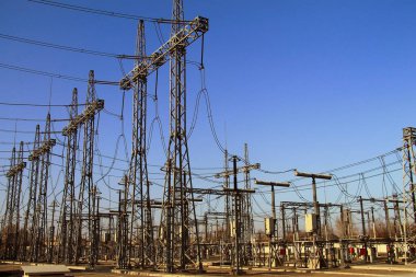 Ukrayna 'da yüksek voltajlı elektrik hattı, elektrik santrali. Rus füzeleri savaş sırasında Ukrayna enerjisine saldırıyor. Elektrik kesintisi, enerji tasarrufu, ışık. Ukrayna 'da elektrik santrali