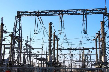 Ukrayna 'da yüksek voltajlı elektrik hattı, elektrik santrali. Rus füzeleri savaş sırasında Ukrayna enerjisine saldırıyor. Elektrik kesintisi, enerji tasarrufu, ışık. Ukrayna 'da elektrik santrali