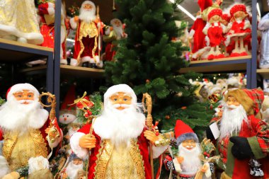 Noel Baba ve Noel bebekleri Noel ağacının yanında, vitrinde. Yeni yıl için güzel favori oyuncaklar. Noel alışverişi 2024.