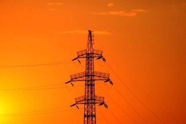 Günbatımında Ukrayna 'da yüksek voltajlı elektrik hattı. Rusya 'nın Ukrayna' ya savaş sırasında füze saldırısı fikri. Elektrik kesintisi, enerji tasarrufu, ışık. Yeşil enerji