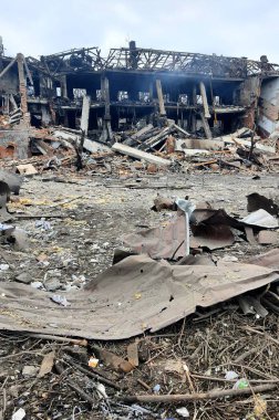 Rus ordusunun Ukrayna 'daki sivil binaya füze saldırısı. Bina, Ukrayna 'nın Dinyeper şehrinde yıkıldı ve yakıldı. Ukrayna 'da savaş, bombardıman, evlerin yıkılması.