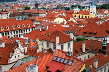 Prag, Çek Cumhuriyeti 'nde eski ortaçağ evleri, binalar, kırmızı kiremitli çatılar. Manzara, manzara. Prag Çek Cumhuriyeti 'ndeki tarihi binalar