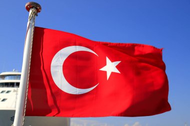 Türkiye 'nin Kızıl Ulusal Bayrağı ve mavi gökyüzüne karşı bir yıldız. Türk bayrağı.