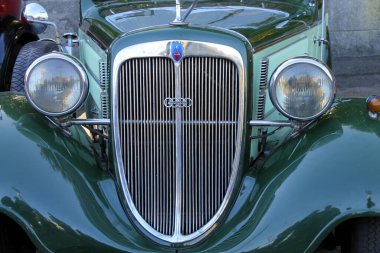 Büyük krom ızgaralı üstü açık Audi model 1927. Araba sergisinde nadir bulunan bir Audi arabası. Dnipro, Ukrayna 10-11-2021