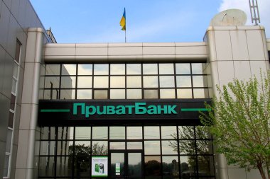 Ukrayna Privatbank 'ta yazılı büyük bir Privat bankası işareti. Borçlar, mevduatlar, ödemeler, Privat Bankası 'na transferler. Dnipro, Ukrayna 'daki merkez ofisi, 05-05-2021.