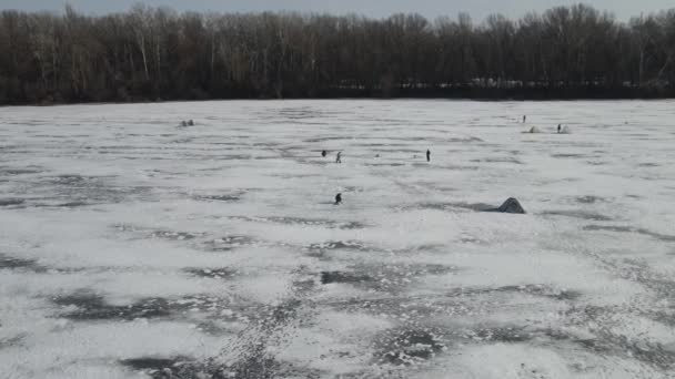 Drone Sorvola Fiume Ghiacciato Inverno Pescatori Pescano Pesce Sul Bellissimo — Video Stock