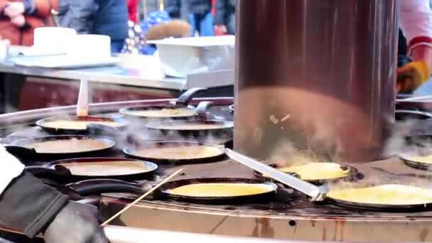 ストリートフード 料理人 フライドポテト フライパンにストリートカフェでパンケーキを焼きます ストリートフェアでプロパンケーキマシン ファーストフード シェフは食べ物を準備する — ストック動画