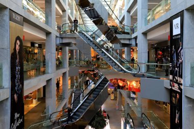 Alışveriş merkezi, yürüyen merdivenler ve vitrinler. Alışveriş, satış, mevsimlik indirimler, Dnipro Ukrayna, 2022-11-17