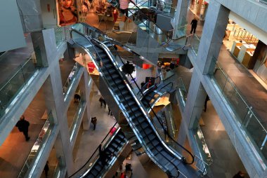 Alışveriş merkezi, yürüyen merdivenler ve vitrinler. Alışveriş, satış, mevsimlik indirimler, Dnipro Ukrayna, 2022-11-17