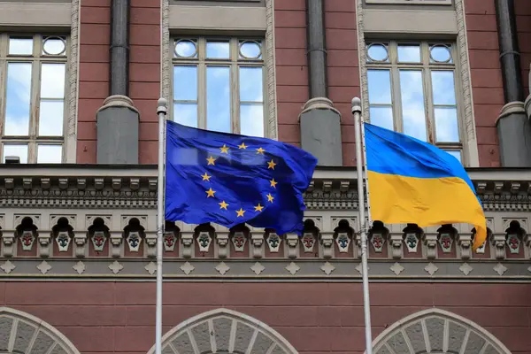 Прапори України Європейського Союзу Києві Державні Прапори України Європейського Союзу Ліцензійні Стокові Зображення
