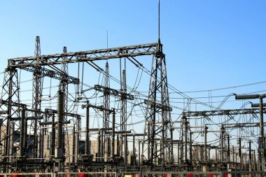 Günbatımında Ukrayna 'da yüksek voltajlı elektrik hattı. Rusya 'nın Ukrayna' ya savaş sırasında füze saldırısı fikri. Elektrik kesintisi, enerji tasarrufu, ışık. Yeşil enerji