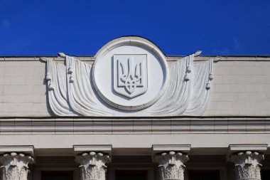 Ukrayna parlamentosunun inşası üzerine kurulmuş Ukrayna arması. Ukraynalı Verkhovna Rada 'nın önünde Ukrayna' nın ulusal amblemi