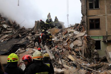 Rus füze saldırısı Dnipro, Ukrayna 'daki konut binasına. Bir roket evi yok ediyor, kurtarıcılar insanları kurtarıyor. Rusya 'nın Ukrayna savaşı, Dnepr 2023-01-14