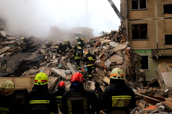 Rus füze saldırısı Dnipro, Ukrayna 'daki konut binasına. Bir roket evi yok ediyor, kurtarıcılar insanları kurtarıyor. Rusya 'nın Ukrayna savaşı, Dnepr 2023-01-14