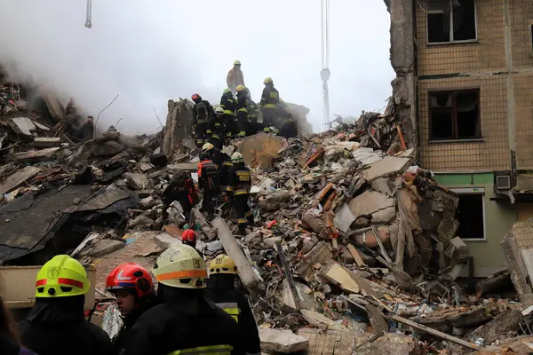 Rus füze saldırısı Dnipro, Ukrayna 'daki konut binasına. Bir roket evi yok ediyor, kurtarıcılar insanları kurtarıyor. Rusya 'nın Ukrayna savaşı, Dnepr 2023-01-14