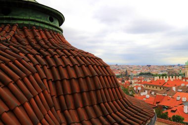 Prag panoramasına karşı kubbede güzel fayanslı çatı. Mala Strana 'daki Gotik mimari, Tarihi bina, Prag, Çek Cumhuriyeti