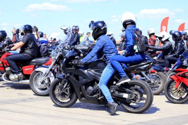 Dnepr, Ukrayna, 11 Mayıs 2019 'da, kask ve deri ceketli motosikletli motosikletliler,.