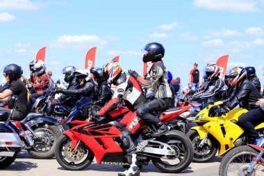 Dnepr, Ukrayna, 11 Mayıs 2019 'da, kask ve deri ceketli motosikletli motosikletliler,.