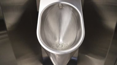 Hijyenik metal pisuar, umumi tuvalette klozet, hijyenik otomatik su tasarruflu elektronik sifon. İdrar sensörlü idrar. Tümevarımsal sifon tuvaleti. WC, modern tesisat.