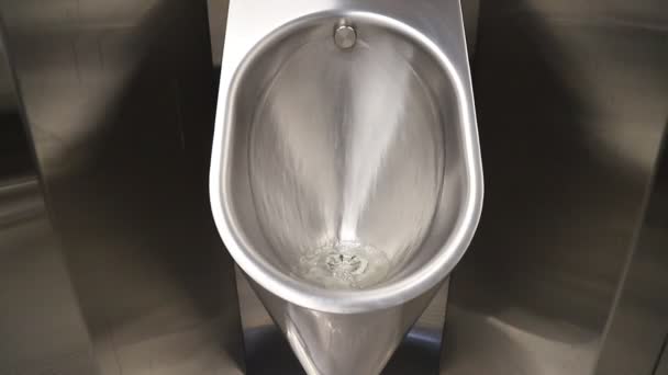卫生的金属便池 公共浴室的马桶 配有卫生的自动节水电子冲水设备 用尿液传感器尿液诱惑力冲水马桶 现代管道 — 图库视频影像