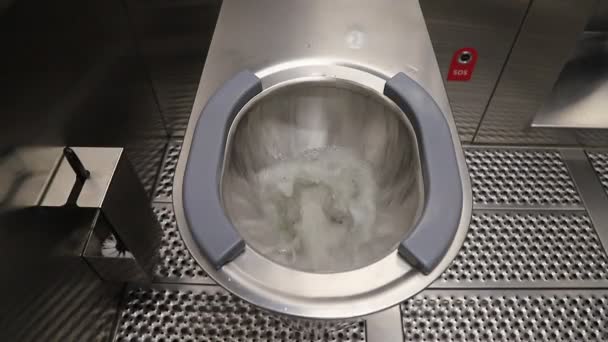 Υδραυλικό Μεταλλικό Ουρητήριο Λεκάνη Τουαλέτας Δημόσιο Μπάνιο Υγιεινό Αυτόματο Σύστημα — Αρχείο Βίντεο