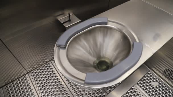 Sanitäre Metall Urinal Schüssel Öffentlichen Badezimmer Mit Hygienischen Automatischen Wasserspülung — Stockvideo