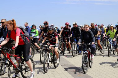 Dnipro şehri Ukrayna 'da bisiklet festivali sırasında kask ve takım elbiseli gençler bisiklet sürüyor, 2019-05-08