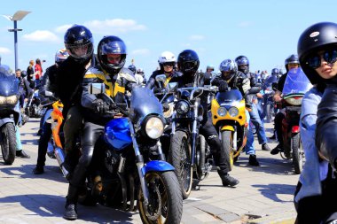 Dnepr, Ukrayna, 11 Mayıs 2019 'da, kask ve deri ceketli motosikletli motosikletliler,.