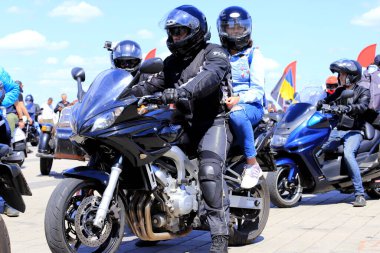 Dnepr, Ukrayna, 11 Mayıs 2019 'da, kask ve deri ceketli motosikletli motosikletliler,.