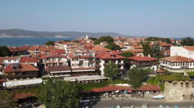 Kızıl kiremitli çatıları olan tarihi eski evler, Karadeniz kıyısında mimari. Bulgaristan 'ın Nessebar kenti, Panorama. Güzel ve renkli bir şehir.