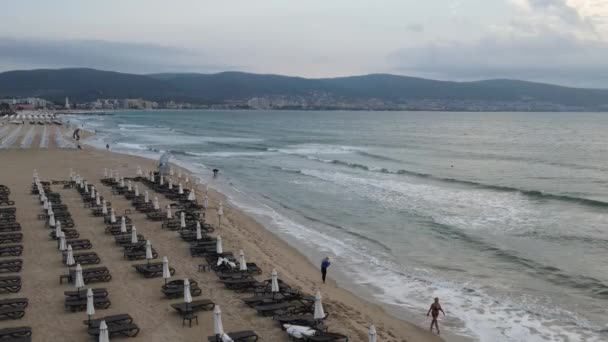 海岸の美しいビーチ 日光浴 人々が歩く スポーツをする ドローンからのトップビュー ネスバー ブルガリア — ストック動画