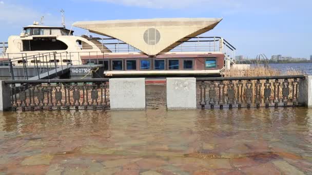Inundaciones Ciudad Alto Nivel Agua Agua Derrama Largo Del Terraplén — Vídeo de stock
