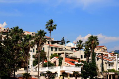 Karadağ 'ın Herceg Novi kentinde, Kotor kıyısındaki dağlarda. Bina, ev kulübesi. Herceg Novi 'de yaz oteli manzarası. Bahar, yaz tatili, tatil