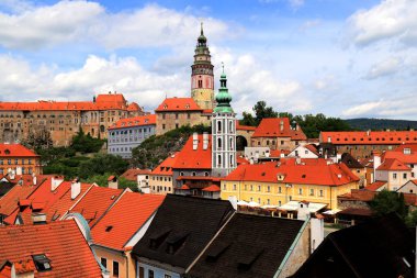 Çek Cumhuriyeti, Cesky Krumlov kasabası. Eski kule, kiremit çatılı tarihi evler, gotik binalar, mimari. Cesky Krumlov 'un Panoraması. Güzel ve renkli bir şehir.