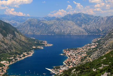 Karadağ 'daki yüksek dağlar. Güzel Kotor Bay ve eski şehir Kotor yazın. Karadağ 'dan üst düzey görüş boka kotorska