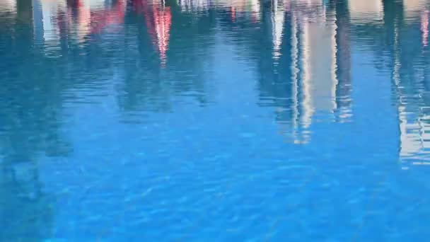 Havuzda Temiz Mavi Sularda Dalgalar Gölet Tatil Yaz Tatili Için — Stok video