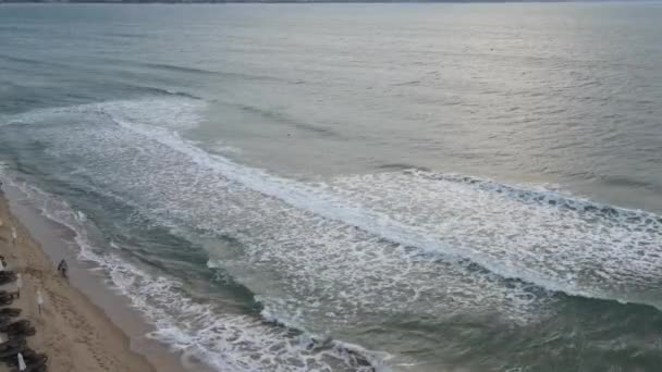 Prachtig Strand Aan Zee Ligstoelen Staan Aan Wal Zonnebaden Mensen — Stockvideo