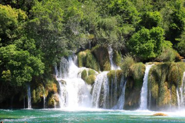 Hırvatistan 'ın Krka Peyzaj Parkı' ndaki büyük taşlar arasında bahar veya yaz aylarında çağlayan bir şelale. Hırvatistan 'ın en güzel şelaleleri, dağları ve doğası..