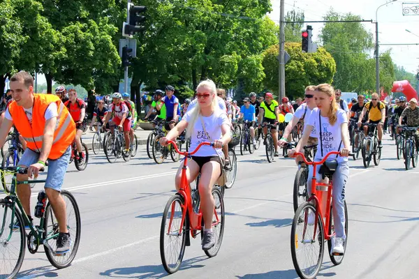 Bisikletçiler bisiklet festivalinde bisikletlerini yolda kullanırlar. Bahar, yaz bisikleti. Dnipro, Ukrayna 2019-05-26