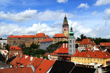 Cesky Krumlov Panoraması, Çek Cumhuriyeti. Kırmızı çatılar, eski ortaçağ evleri, Vltava Nehri 'nin suyu. Güzel tarihi bir Çek şehri. İnsansız hava aracından görüntüle, Krumlov