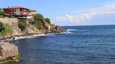 Karadeniz 'deki Rocky Adası, Bulgaristan' ın Nessebar kentindeki Old Town. Kıyıdaki antik evler, deniz dalgaları