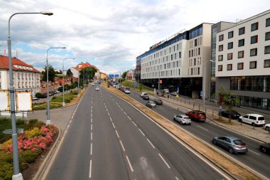 Otobanda trafik sıkışık. Arabalar ve kamyonlar çok şeritli yol boyunca gidiyor. Pilsen, Çek Cumhuriyeti, 2023-06-27