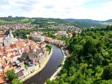 Cesky Krumlov Panoraması, Çek Cumhuriyeti. Kırmızı çatılar, eski ortaçağ evleri, Vltava Nehri 'nin suyu. Güzel tarihi bir Çek şehri. İnsansız hava aracından görüntüle, Krumlov