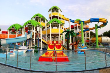 Resimli su parkında renkli lunapark trenleri. Bahar ve yaz tatilleri, yüzme ve spor, aktif eğlence. Dnipro, Ukrayna, 26 06 2021