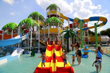 Resimli su parkında renkli lunapark trenleri. Bahar ve yaz tatilleri, yüzme ve spor, aktif eğlence. Dnipro, Ukrayna, 26 06 2021