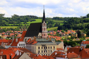 Cesky Krumlov Panoraması, Çek Cumhuriyeti. Kırmızı çatılar, eski ortaçağ evleri, Vltava Nehri 'nin suyu. Güzel tarihi bir Çek şehri. İnsansız hava aracından görüntüle, Krumlov