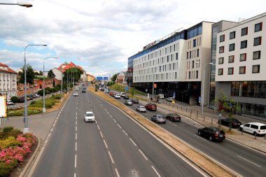 Otobanda trafik sıkışık. Arabalar ve kamyonlar çok şeritli yol boyunca gidiyor. Pilsen, Çek Cumhuriyeti, 2023-06-27