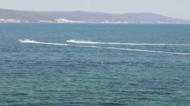 Sporcular Karadeniz 'de, Bulgaristan' ın Nessebar kentinde bir insansız hava aracından manzaralı jet ski üzerinde yüzüyorlar. Su sporları, yaz tatilleri, tatiller.