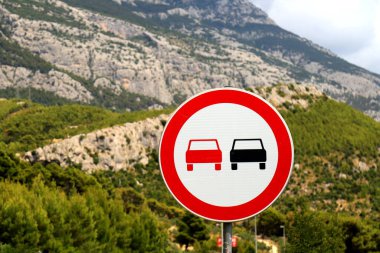 Hırvatistan 'da güzel bir dağ yolunun kenarında işaret geçişi yasaklandı. Yolcu vagonlarının geçmeleri, yol işaretleri yasaklanmıştır.